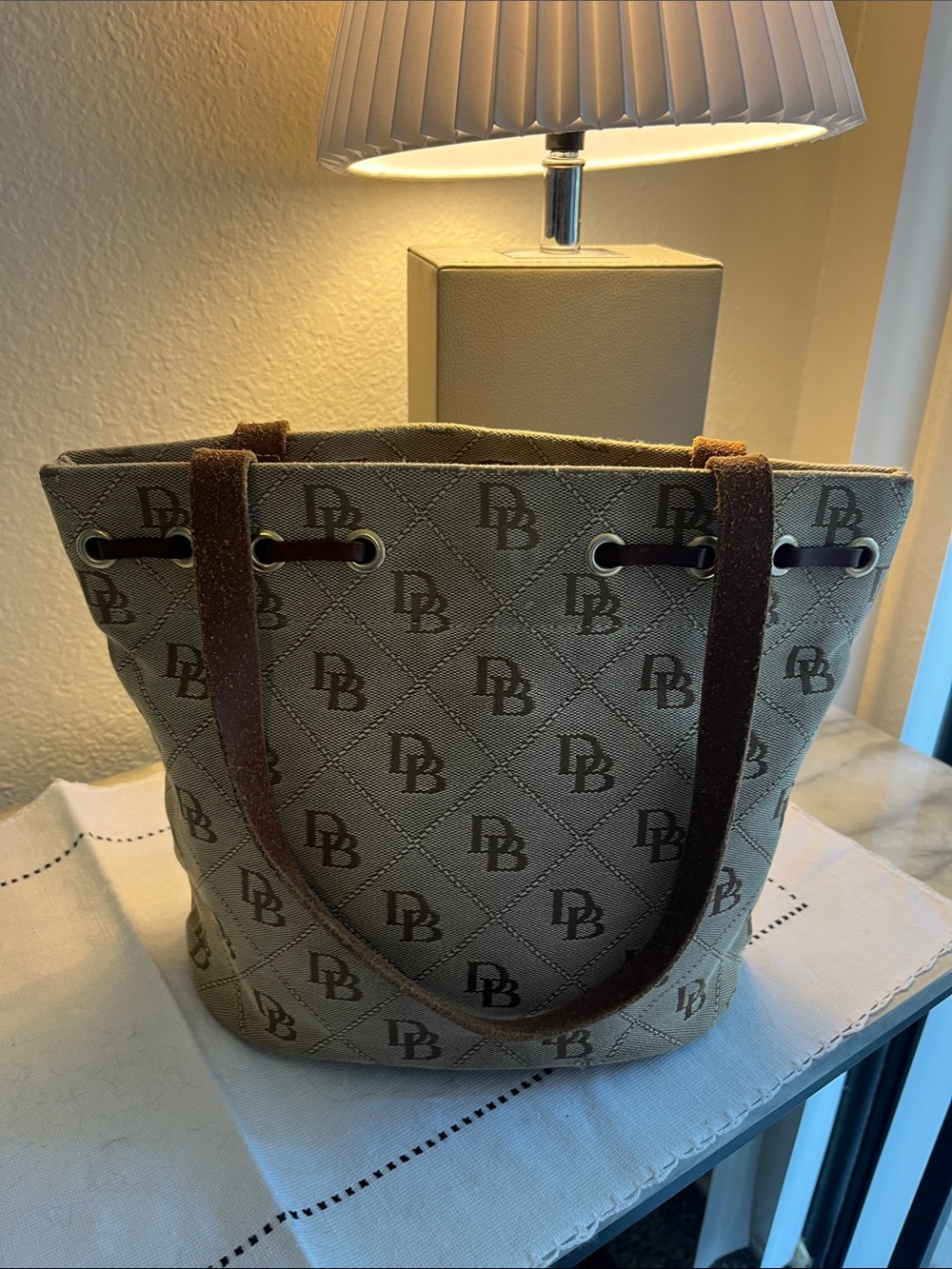 Dooney & Bourke Purse with magnetic snap closure! - Picture 2 of 6